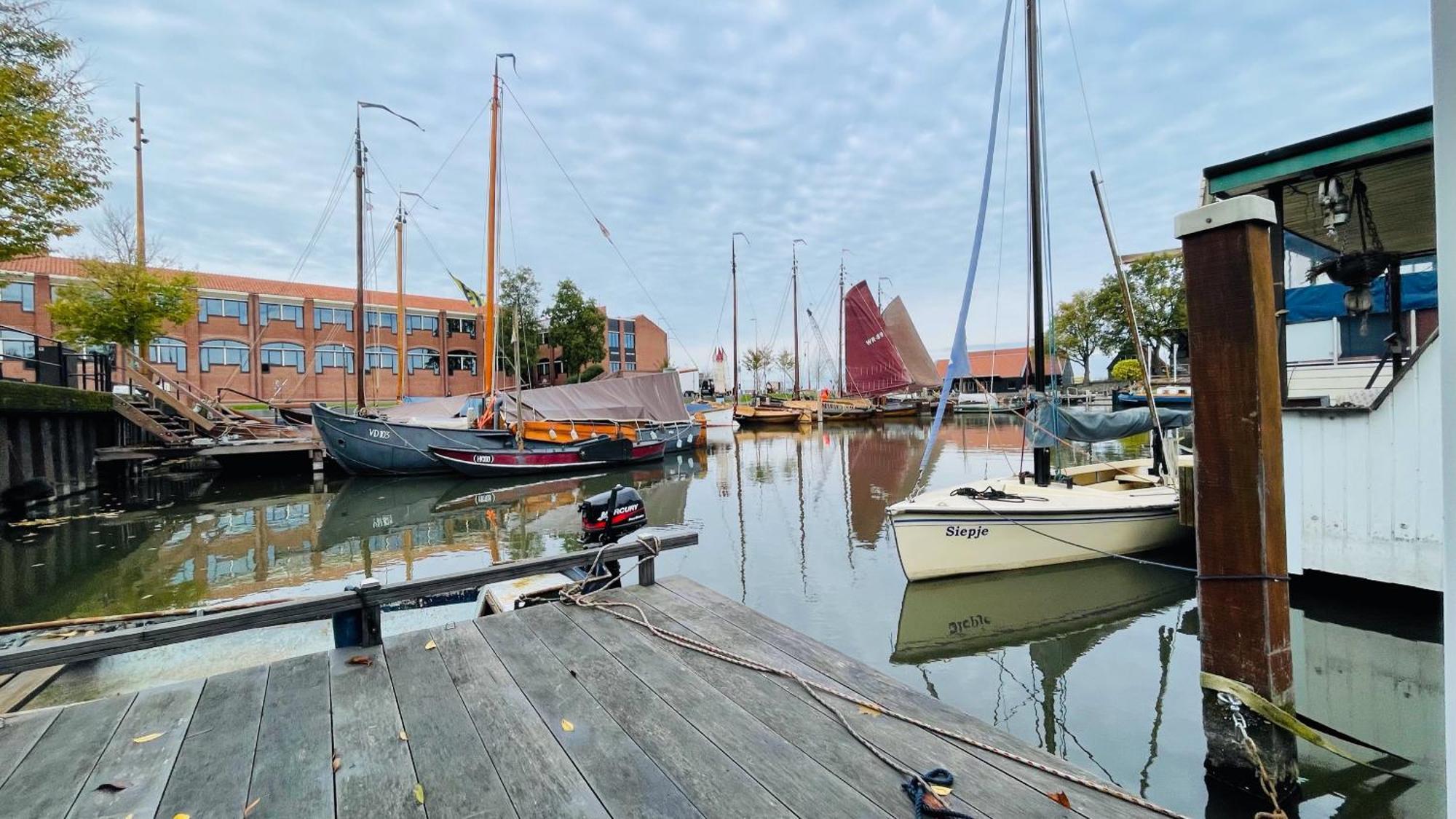 Woonboot 4 Hotel en barco Harderwijk